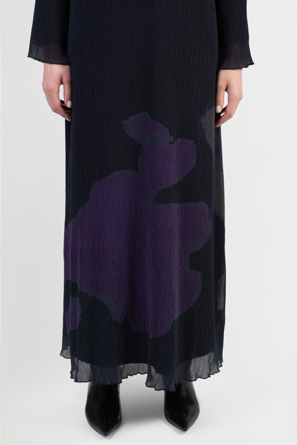 Black abaya with printed pattern and pleated design, with matching belt, details